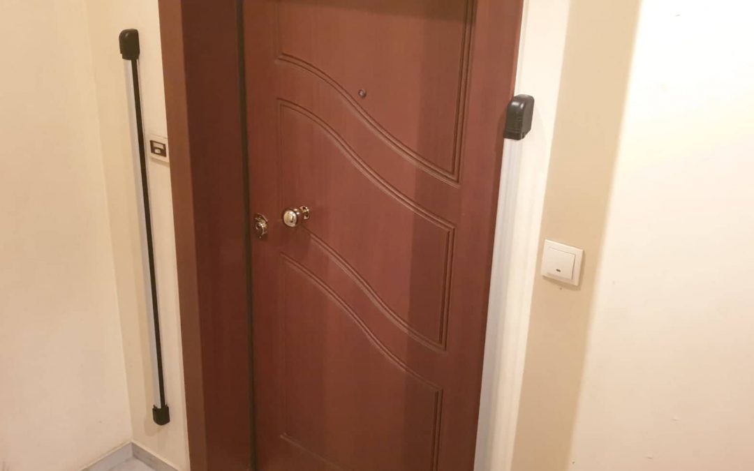 Τοποθέτηση συναγερμού με εξωτερική δέσμη προστασίας έξω από την κύρια είσοδο της οικίας